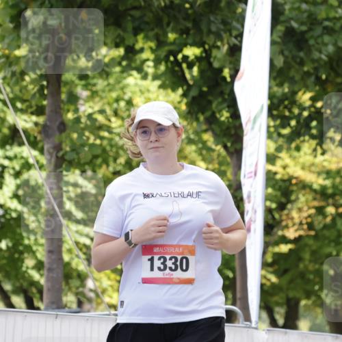 06.09.2026 - CURREX Alsterlauf Yannick Fuchs http://msf.ph/oto/10231731 06.09.2026 11:59:18 Ziel 1037, 1038, 1254, 1304, 1330 meine-sportfotos.de
