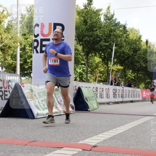 06.09.2026 - CURREX Alsterlauf Yannick Fuchs http://msf.ph/oto/10231907 06.09.2026 12:00:23 Ziel 1191, 1325, 1332 meine-sportfotos.de