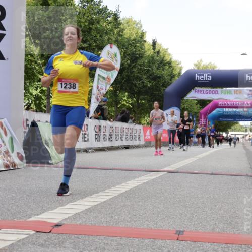 06.09.2026 - CURREX Alsterlauf Yannick Fuchs http://msf.ph/oto/10231925 06.09.2026 12:00:30 Ziel 1238, 1325, 1332, 8202 meine-sportfotos.de