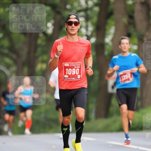 13.09.2026 - 21. swb-Marathon Bremen TobiasT http://msf.ph/oto/10242455 13.09.2026 11:28:47 Laufen 1090, 0056, 21, 26, 3256 meine-sportfotos.de