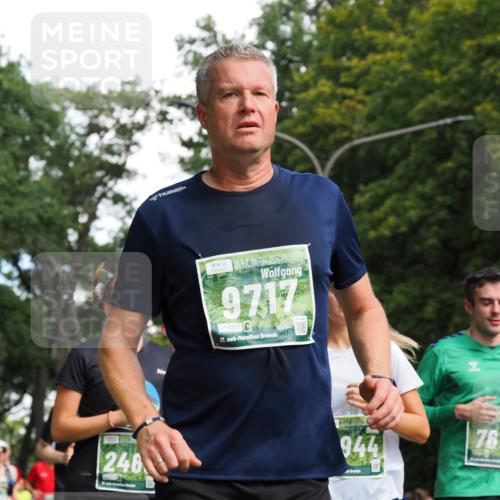 13.09.2026 - 21. swb-Marathon Bremen TobiasT http://msf.ph/oto/10248055 13.09.2026 12:10:21 Laufen 246, 9717, 5321, 21, 126, 944, 2, 761 meine-sportfotos.de