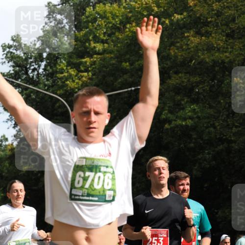 13.09.2026 - 21. swb-Marathon Bremen TobiasT http://msf.ph/oto/10248443 13.09.2026 12:11:56 Laufen 2551, 6706, 253, 0013, 21, 26 meine-sportfotos.de