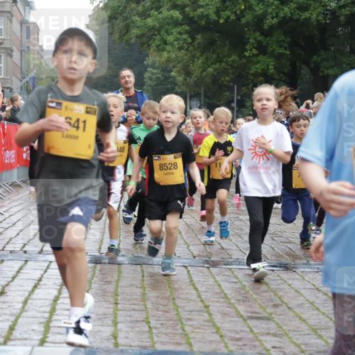 13.09.2026 - Kiel Lauf Yannick Fuchs http://msf.ph/oto/10271681 13.09.2026 08:34:32 Ziel 126, 138, 1623, 1624, 2108, 2612, 3023, 3058, 3118, 3277, 3380, 4584, 5897, 6111, 7042, 7408, 7957, 8226, 8423, 8930, 8983, 9047, 9758, 9765, 10106, 10158, 10180, 10381, 10446, 10923, 12516, 657, 720, 1058, 1103, 1295, 1924, 2140, 2740, 2769, 2851, 4016, 4146, 4417, 4796, 4839, 5099, 5324, 6351, 6453, 7041, 7135, 7567, 8179, 8226, 8333, 8478, 9211, 9945, 10121, 10172, 10713, 10815, 11365, 11572, 11664, 12100, 831, 1104, 2276, 2622, 2641, 3953, 5022, 5579, 5625, 6369 meine-sportfotos.de
