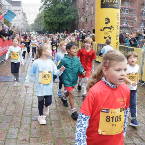 13.09.2026 - Kiel Lauf Yannick Fuchs http://msf.ph/oto/10272290 13.09.2026 08:35:01 Ziel 230, 530, 717, 729, 756, 809, 1010, 1116, 1269, 1918, 2005, 2643, 2736, 2774, 2917, 2987, 4696, 5042, 5066, 5416, 6247, 6448, 6503, 6505, 6595, 8509, 8971, 9686, 9756, 10857, 10875, 10935, 11110, 11183, 11315, 11843, 12033, 12400, 12489, 12538, 126, 138, 831, 1104, 1105, 1623, 1624, 2108, 2276, 2612, 2622, 2641, 3058, 3277, 3380, 3953, 4584, 4989, 5022, 5579, 5625, 5897, 5922, 6111, 6335, 6369, 7042, 7348, 7408, 7957, 8423, 8836, 8930, 8983, 9047, 138, 3277, 7042, 8930 meine-sportfotos.de