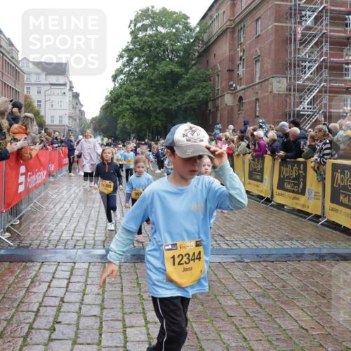 13.09.2026 - Kiel Lauf Yannick Fuchs http://msf.ph/oto/10272811 13.09.2026 08:35:35 Ziel 165, 705, 865, 1152, 1216, 1308, 1691, 2018, 2619, 2652, 2684, 3144, 3160, 3556, 3560, 4030, 4319, 4381, 4924, 5090, 5245, 5343, 5853, 6833, 7628, 8009, 8301, 8340, 8539, 8556, 8815, 8823, 8988, 9009, 9228, 9270, 9950, 10294, 10727, 10858, 10958, 11247, 11307, 11375, 11844, 11918, 12505, 192, 230, 242, 434, 717, 756, 782, 809, 1116, 1148, 1269, 1691, 1764, 2005, 2071, 2207, 2495, 2582, 2652, 2715, 2736, 2774, 2917, 2987, 4418, 4695, 4696, 4990, 5066, 5076, 5091, 5581, 5583 meine-sportfotos.de