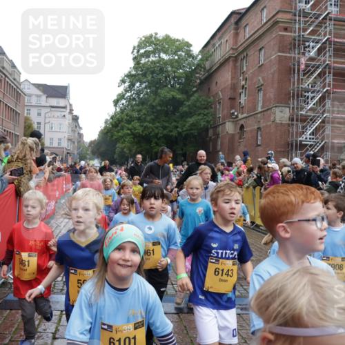 13.09.2026 - Kiel Lauf Yannick Fuchs http://msf.ph/oto/10273259 13.09.2026 08:36:02 Ziel 119, 440, 832, 1690, 2618, 2621, 2882, 2911, 3053, 3100, 3762, 5146, 5181, 5308, 5566, 5905, 5990, 6446, 6508, 6589, 6741, 7383, 7573, 7781, 8638, 9023, 9026, 9234, 10043, 10351, 10576, 10642, 10922, 11203, 11639, 12203, 12205, 12227, 12354, 12558, 165, 304, 705, 741, 1152, 1216, 1240, 1308, 1516, 1850, 2018, 2619, 2684, 3144, 3160, 3236, 3556, 4030, 4319, 4924, 5090, 5245, 5343, 5853, 6833, 7628, 8009, 8301, 8340, 8539, 8815, 8988, 464, 569, 740, 858, 865, 3160 meine-sportfotos.de
