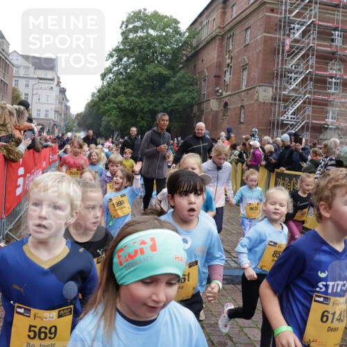 13.09.2026 - Kiel Lauf Yannick Fuchs http://msf.ph/oto/10273281 13.09.2026 08:36:03 Ziel 119, 440, 690, 832, 1690, 2618, 2621, 2882, 2911, 3053, 3100, 3746, 3762, 5146, 5181, 5308, 5566, 5905, 5990, 6171, 6446, 6508, 6589, 6741, 7383, 7573, 7781, 8638, 9023, 9026, 9234, 9252, 10043, 10147, 10351, 10576, 10642, 10922, 11203, 11639, 12203, 12227, 12336, 12558, 165, 304, 705, 741, 1152, 1216, 1240, 1308, 1516, 1850, 2018, 2619, 2684, 3144, 3236, 3556, 4030, 4319, 4924, 5090, 5245, 5343, 5853, 6833, 7628, 8301, 8340, 8539, 8815, 8988, 464, 569, 740, 858, 865, 3160 meine-sportfotos.de