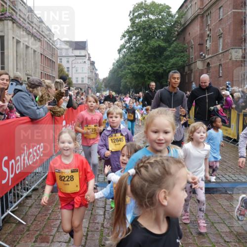 13.09.2026 - Kiel Lauf Yannick Fuchs http://msf.ph/oto/10273307 13.09.2026 08:36:04 Ziel 119, 440, 690, 832, 1552, 1690, 2618, 2621, 2882, 2911, 3053, 3100, 3746, 3762, 5146, 5181, 5308, 5566, 5905, 5990, 6171, 6446, 6508, 6589, 6741, 7383, 7573, 7781, 8638, 9023, 9026, 9234, 9252, 10043, 10147, 10351, 10576, 10642, 11203, 11639, 12203, 12227, 12336, 12558, 165, 304, 705, 741, 1152, 1216, 1240, 1516, 1850, 2018, 2619, 2684, 3236, 3556, 4030, 4319, 4924, 5245, 5343, 5853, 8301, 8539, 8988, 464, 569, 740, 858, 865, 3160 meine-sportfotos.de
