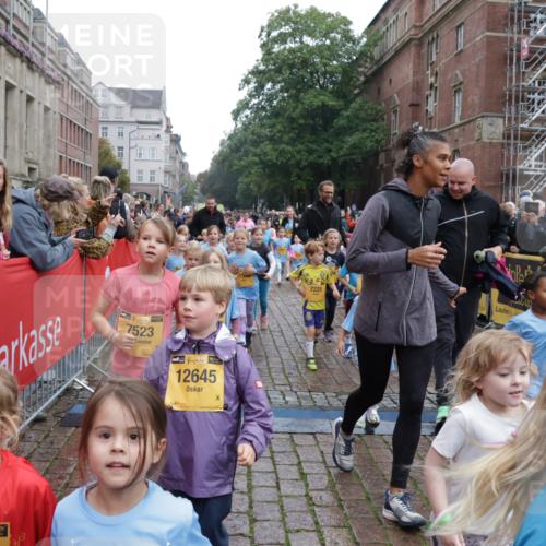 13.09.2026 - Kiel Lauf Yannick Fuchs http://msf.ph/oto/10273322 13.09.2026 08:36:05 Ziel 119, 440, 690, 832, 1551, 1552, 1690, 2618, 2621, 2882, 2911, 3053, 3100, 3746, 3762, 5146, 5181, 5308, 5905, 5990, 6171, 6446, 6508, 6589, 6741, 7383, 7573, 7781, 8638, 9023, 9026, 9234, 9252, 10043, 10147, 10351, 10576, 10642, 11203, 11639, 12203, 12227, 12336, 12558, 165, 304, 705, 741, 1152, 1216, 1240, 1516, 1850, 2018, 2619, 2684, 3236, 3556, 4030, 4319, 4924, 5245, 5343, 5853, 8301, 8539, 8988, 464, 569, 740, 858, 865, 3160 meine-sportfotos.de