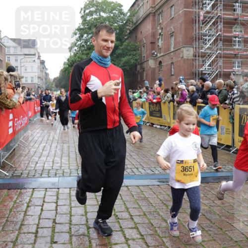 13.09.2026 - Kiel Lauf Yannick Fuchs http://msf.ph/oto/10273860 13.09.2026 08:36:27 Ziel 71, 308, 516, 874, 923, 1407, 1648, 1727, 1829, 1875, 3434, 3532, 3656, 3868, 4002, 4495, 4500, 5658, 5842, 6143, 6469, 6470, 7128, 7136, 7225, 7228, 7523, 7629, 7679, 7811, 8961, 9505, 9794, 10064, 10140, 10712, 11355, 11592, 11782, 12239, 12447, 12504, 12645, 71, 119, 440, 464, 465, 569, 690, 740, 832, 858, 1551, 1552, 1690, 2310, 2328, 2618, 2621, 2882, 2911, 3053, 3149, 3689, 4002, 4007, 4473, 4474, 5481, 5486, 5499, 6022, 6101, 6143, 6491, 7128 meine-sportfotos.de