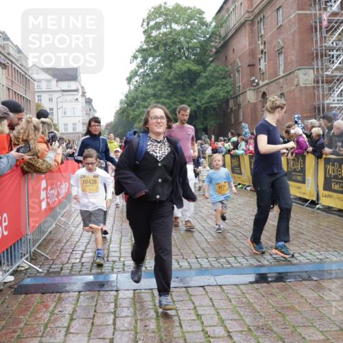 13.09.2026 - Kiel Lauf Yannick Fuchs http://msf.ph/oto/10273928 13.09.2026 08:36:30 Ziel 516, 874, 1407, 1727, 1829, 1875, 3246, 3532, 3868, 4495, 4500, 5658, 5842, 6308, 6452, 6469, 6470, 6474, 6475, 7136, 7523, 7629, 7679, 7811, 8804, 9505, 10064, 10140, 10712, 10891, 11592, 11782, 12504, 12645, 71, 119, 308, 440, 464, 465, 569, 690, 740, 832, 858, 923, 1551, 1552, 1648, 1690, 2310, 2328, 2618, 2621, 2882, 2911, 3053, 3149, 3434, 3656, 3689, 4002, 4007, 4473, 4474, 5481, 5486, 5499, 6022, 6101, 6143, 6491, 7128, 1031, 2618, 6446 meine-sportfotos.de