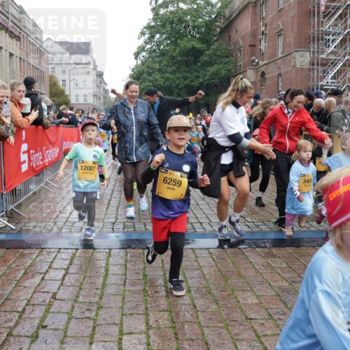 13.09.2026 - Kiel Lauf Yannick Fuchs http://msf.ph/oto/10274244 13.09.2026 08:36:46 Ziel 1031, 1128, 1470, 1808, 2464, 2581, 3088, 3098, 3651, 3809, 3887, 4697, 5667, 6145, 6357, 6479, 6813, 6983, 7059, 7153, 7633, 8662, 8771, 8995, 9251, 9591, 9958, 10438, 10753, 11853, 11935, 11945, 71, 308, 464, 465, 516, 569, 740, 858, 874, 923, 1407, 1648, 1727, 1829, 1875, 2310, 2328, 3149, 3246, 3434, 3532, 3656, 3689, 3868, 4002, 4007, 4473, 4474, 4495, 4500, 5481, 5486, 5499, 5658, 5842, 6022, 6101, 6143, 6308, 6452, 6469, 6470, 6474, 6475, 6491, 7128, 7136 meine-sportfotos.de