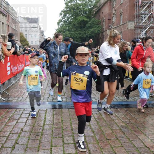 13.09.2026 - Kiel Lauf Yannick Fuchs http://msf.ph/oto/10274258 13.09.2026 08:36:47 Ziel 1031, 1128, 1470, 1808, 2464, 2581, 3088, 3098, 3651, 3809, 3887, 4697, 5667, 6145, 6357, 6479, 6813, 6983, 7059, 7153, 7633, 8662, 8771, 8995, 9251, 9591, 9958, 10438, 10753, 11853, 11935, 11945, 12317, 71, 308, 464, 465, 516, 569, 740, 858, 874, 923, 1407, 1648, 1727, 1829, 1875, 2310, 2328, 3149, 3246, 3434, 3532, 3656, 3689, 3868, 4002, 4007, 4473, 4474, 4495, 4500, 5481, 5486, 5499, 5658, 5842, 6101, 6143, 6308, 6452, 6469, 6470, 6474, 6475, 6491, 7128, 7136 meine-sportfotos.de