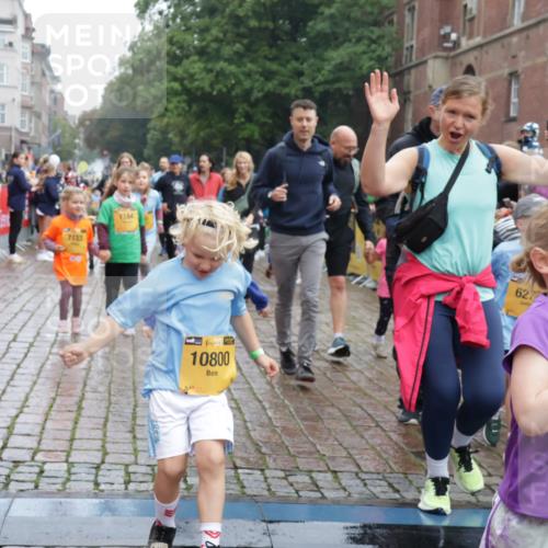 13.09.2026 - Kiel Lauf Yannick Fuchs http://msf.ph/oto/10274707 13.09.2026 08:37:05 Ziel 82, 581, 873, 910, 1283, 2552, 3495, 3815, 5096, 5275, 5288, 5617, 6259, 6440, 6817, 6936, 7176, 7784, 7838, 8070, 8184, 8211, 8243, 8471, 8650, 8653, 9028, 9233, 9586, 11206, 11563, 11800, 11806, 12087, 874, 1031, 1128, 1470, 1727, 1808, 2464, 2581, 3088, 3098, 3246, 3651, 3809, 3868, 3887, 4697, 5667, 6145, 6308, 6357, 6452, 6469, 6474, 6475, 6479, 6813, 6983, 7059, 7153, 7633, 8662, 8771, 8995, 9251, 9591, 9762, 9958, 1055, 2229, 4018, 4705, 7146 meine-sportfotos.de