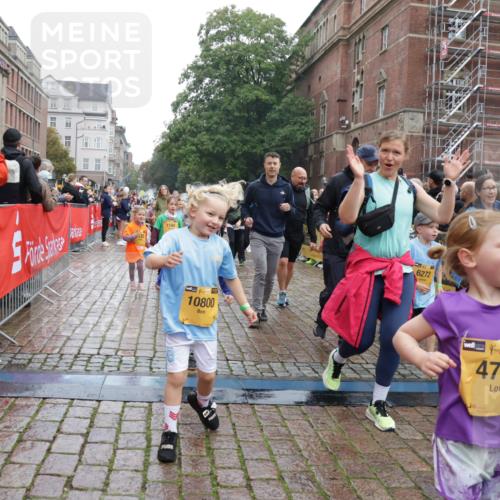 13.09.2026 - Kiel Lauf Yannick Fuchs http://msf.ph/oto/10274721 13.09.2026 08:37:05 Ziel 82, 581, 873, 910, 1283, 2552, 3495, 3815, 5096, 5275, 5288, 5617, 6259, 6440, 6817, 6936, 7176, 7784, 7838, 8070, 8184, 8211, 8243, 8471, 8650, 8653, 9028, 9233, 9586, 11206, 11563, 11800, 11806, 12087, 874, 1031, 1128, 1470, 1727, 1808, 2464, 2581, 3088, 3098, 3246, 3651, 3809, 3868, 3887, 4697, 5667, 6145, 6308, 6357, 6452, 6469, 6474, 6475, 6479, 6813, 6983, 7059, 7153, 7633, 8662, 8771, 8995, 9251, 9591, 9762, 9958, 1055, 2229, 4018, 4705, 7146 meine-sportfotos.de