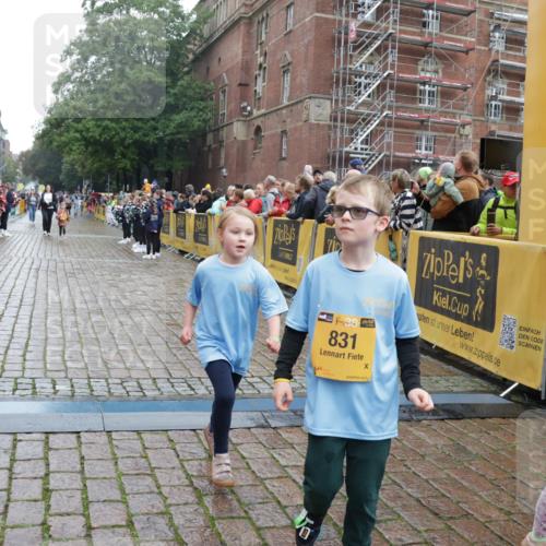 13.09.2026 - Kiel Lauf Yannick Fuchs http://msf.ph/oto/10275547 13.09.2026 08:38:03 Ziel 1807, 2936, 4490, 7477, 9791, 9921, 11412, 11810, 52, 236, 278, 593, 1212, 1214, 1221, 1621, 2036, 2858, 3071, 3262, 3521, 4379, 4490, 5186, 5199, 5290, 5709, 5887, 6149, 6457, 6458, 6624, 7283, 7612, 9887, 9941, 10478, 11899, 12066, 12470, 12651, 12657, 12838, 281, 4085, 4734, 8382, 8428, 12581, 52, 751, 781, 1233, 2025, 2036, 2567, 3071, 3262, 6358, 6457, 6624, 7183, 12066, 12469, 12651, 12657, 12838 meine-sportfotos.de