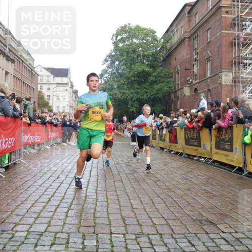 13.09.2026 - Kiel Lauf Yannick Fuchs http://msf.ph/oto/10278188 13.09.2026 08:51:10 Ziel 1238, 1724, 5010, 7033, 10463, 10970, 11688, 496, 497, 2125, 2343, 2443, 3106, 5792, 5959, 9612, 10957, 10987, 444, 909, 3683, 4159, 4741, 5211, 5439, 5906, 6699, 8657, 8883, 9379, 9929, 2443, 7511, 10359 meine-sportfotos.de