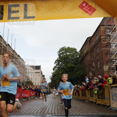 13.09.2026 - Kiel Lauf Yannick Fuchs http://msf.ph/oto/10279025 13.09.2026 08:52:00 Ziel 2020, 3392, 3538, 3557, 5810, 6205, 6372, 7171, 8543, 8700, 11608, 444, 1210, 1243, 1572, 3779, 3901, 5130, 5169, 5439, 5580, 5793, 5906, 5976, 6532, 6699, 7521, 8206, 8538, 8657, 8883, 9379, 9929, 11448, 12102, 12467, 2015, 3178, 3871, 6937, 7034, 8477, 8736, 10102, 10826, 11752, 444, 909, 3683, 4741, 5211, 5439, 8657, 8883, 9379, 9929 meine-sportfotos.de