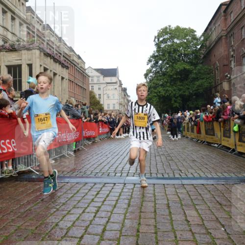 13.09.2026 - Kiel Lauf Yannick Fuchs http://msf.ph/oto/10279097 13.09.2026 08:52:04 Ziel 2015, 3392, 3538, 3557, 5810, 6205, 6372, 8477, 8736, 10826, 11608, 1210, 1243, 1572, 2020, 3779, 3901, 5130, 5169, 5580, 5793, 5906, 5976, 6532, 6699, 7171, 7521, 8206, 8538, 8543, 8700, 11448, 12102, 12467, 1647, 1809, 3178, 3871, 6517, 6937, 7034, 9381, 10102, 11752, 444, 5211, 5439, 5906, 6699, 8206, 8657, 8883, 9379, 9929 meine-sportfotos.de