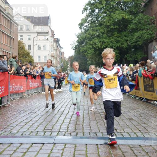 13.09.2026 - Kiel Lauf Yannick Fuchs http://msf.ph/oto/10279366 13.09.2026 08:52:23 Ziel 1647, 1809, 3871, 6517, 6937, 7881, 9381, 10102, 11752, 2015, 2020, 3178, 3392, 3538, 3557, 5810, 6205, 6372, 7034, 7171, 8477, 8543, 8700, 8736, 10826, 11608, 12102, 1799, 2613, 3782, 5075, 5121, 5334, 7894, 8745, 10396, 10779, 12460, 1210, 1572, 5169, 5580, 8543, 8700, 11448, 12102, 12467 meine-sportfotos.de