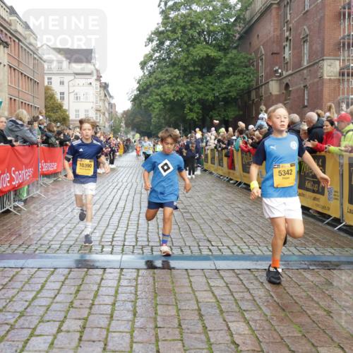 13.09.2026 - Kiel Lauf Yannick Fuchs http://msf.ph/oto/10279748 13.09.2026 08:52:52 Ziel 237, 2402, 2609, 4158, 4668, 5147, 5149, 5334, 5405, 6210, 6283, 7025, 7423, 7611, 10024, 10414, 10627, 10991, 11248, 11706, 12397, 12454, 12488, 1647, 1799, 1809, 2613, 3782, 5075, 5121, 6517, 6937, 7881, 7894, 8745, 9381, 10396, 10779, 11752, 12460, 1263, 4060, 4756, 5342, 5373, 5436, 6579, 7085, 8018, 8510, 8601, 10390, 3178, 3871, 6937, 7034, 10102, 11752 meine-sportfotos.de