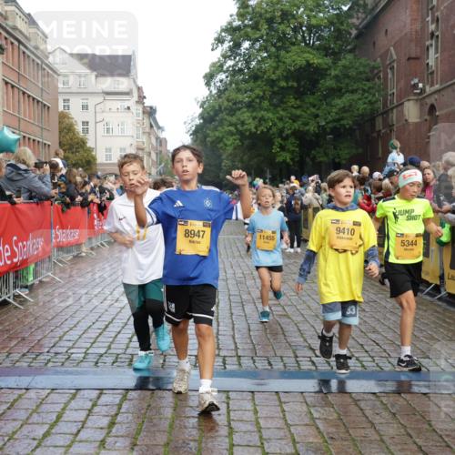 13.09.2026 - Kiel Lauf Yannick Fuchs http://msf.ph/oto/10279972 13.09.2026 08:53:08 Ziel 1263, 4060, 4756, 5342, 5373, 5436, 6579, 7085, 8018, 8510, 8601, 10390, 237, 1263, 1799, 2402, 2609, 2613, 4158, 4668, 5121, 5147, 5149, 5334, 5405, 6210, 6283, 7025, 7423, 7611, 7894, 8745, 10024, 10414, 10627, 10779, 10991, 11248, 11706, 12397, 12454, 12460, 12488, 347, 1919, 2570, 2614, 2743, 2985, 3210, 3316, 3328, 3419, 4291, 5284, 5344, 6103, 6846, 6894, 6979, 7170, 7635, 7875, 8095, 8541, 8819, 8947, 9410, 11455, 12168, 3782, 5075, 7881 meine-sportfotos.de