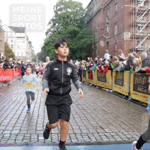 13.09.2026 - Kiel Lauf Yannick Fuchs http://msf.ph/oto/10280880 13.09.2026 08:54:22 Ziel 241, 1218, 1463, 2610, 2742, 3211, 3896, 4059, 4419, 4494, 4731, 5041, 5462, 6030, 6134, 6214, 6618, 7055, 8545, 9291, 9447, 9714, 10920, 10937, 11468, 11672, 11840, 120, 193, 258, 262, 488, 1244, 1529, 1540, 1823, 2122, 2141, 2324, 2489, 3234, 4607, 4618, 4717, 4791, 4956, 5236, 5432, 5586, 5993, 6267, 6628, 6733, 7341, 7470, 7815, 8006, 8332, 9266, 9850, 9880, 10726, 10775, 10868, 12111, 12112, 12663, 12711, 12829, 1701, 2139, 3936 meine-sportfotos.de