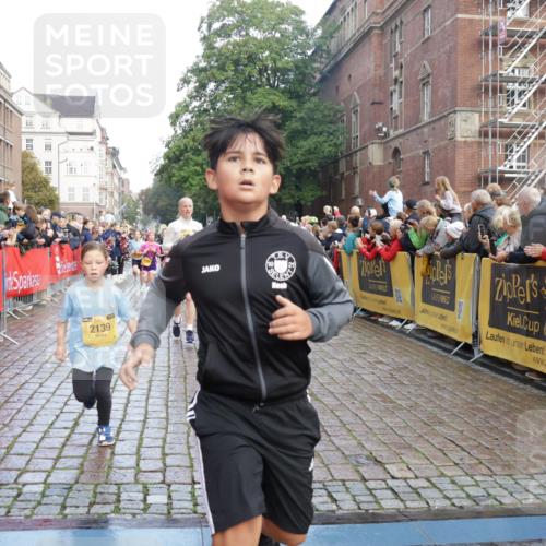 13.09.2026 - Kiel Lauf Yannick Fuchs http://msf.ph/oto/10280885 13.09.2026 08:54:22 Ziel 241, 1218, 1463, 2610, 2742, 3211, 3896, 4059, 4419, 4494, 4731, 5041, 5462, 6030, 6134, 6214, 6618, 7055, 8545, 9291, 9447, 9714, 10920, 10937, 11468, 11672, 11840, 120, 193, 258, 262, 488, 1244, 1529, 1540, 1823, 2122, 2141, 2324, 2489, 3234, 4607, 4618, 4717, 4791, 4956, 5236, 5432, 5586, 5993, 6267, 6628, 6733, 7341, 7470, 7815, 8006, 8332, 9266, 9850, 9880, 10726, 10775, 10868, 12111, 12112, 12663, 12711, 12829, 1701, 2139, 3936 meine-sportfotos.de