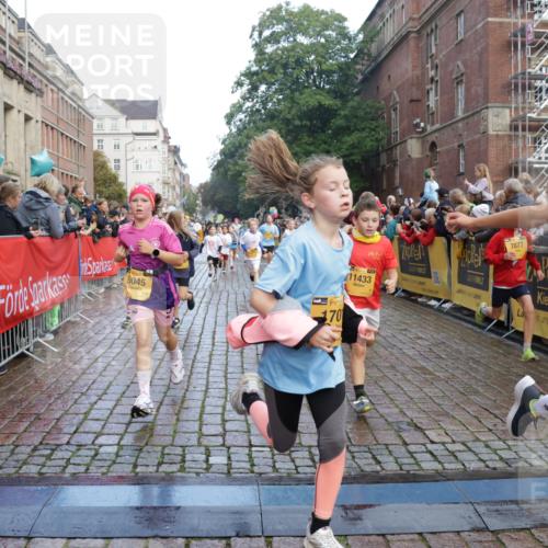 13.09.2026 - Kiel Lauf Yannick Fuchs http://msf.ph/oto/10280916 13.09.2026 08:54:25 Ziel 241, 1218, 1463, 2610, 2742, 3211, 3896, 3936, 4419, 4494, 4731, 5041, 5462, 6030, 6214, 6618, 6740, 6945, 7055, 8110, 8111, 8545, 9447, 9714, 10920, 10937, 11468, 11656, 11672, 11840, 120, 193, 258, 262, 488, 1244, 1463, 1529, 1540, 1823, 2122, 2141, 2324, 2489, 4059, 4607, 4618, 4717, 4791, 4956, 5236, 5432, 5586, 5993, 6134, 6267, 6733, 7341, 7470, 7815, 8006, 8332, 9266, 9291, 9850, 9880, 10726, 10775, 10868, 11672, 12111, 12112, 12663, 12711, 12829, 159, 1701, 2139 meine-sportfotos.de