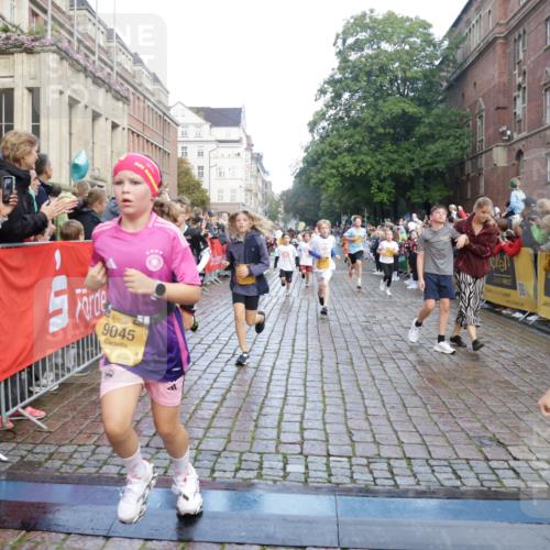 13.09.2026 - Kiel Lauf Yannick Fuchs http://msf.ph/oto/10280922 13.09.2026 08:54:26 Ziel 241, 1218, 2610, 2742, 3211, 3896, 3936, 4419, 4494, 4731, 5041, 5462, 5693, 6030, 6214, 6618, 6740, 6945, 7055, 8110, 8111, 8545, 9447, 9714, 10920, 10937, 11468, 11656, 11840, 120, 193, 258, 262, 488, 1244, 1463, 1529, 1540, 1823, 2122, 2141, 2324, 2489, 2610, 4059, 4618, 4717, 4791, 4956, 5236, 5432, 5586, 5993, 6134, 6733, 7341, 7470, 7815, 8006, 8332, 9291, 9850, 9880, 10726, 10775, 10868, 11468, 11672, 11840, 12111, 12112, 12663, 12711, 12829, 159, 1701, 2139 meine-sportfotos.de