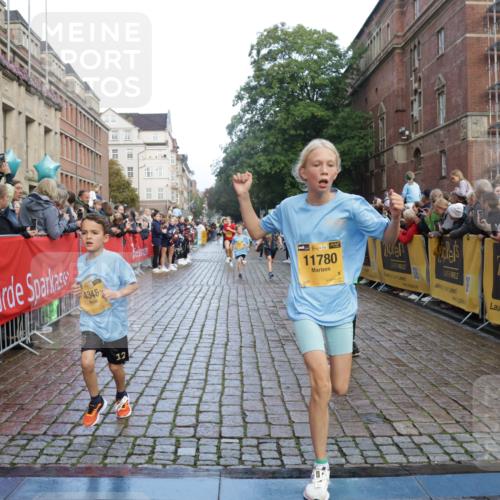 13.09.2026 - Kiel Lauf Yannick Fuchs http://msf.ph/oto/10281063 13.09.2026 08:54:38 Ziel 1701, 2139, 2542, 3457, 3936, 5693, 6574, 6740, 6945, 7774, 7877, 8110, 8111, 8670, 8850, 9533, 9698, 10488, 11263, 11433, 11656, 241, 488, 1218, 1463, 1540, 2489, 2610, 2742, 3211, 3896, 4059, 4419, 4494, 4618, 4717, 4731, 5041, 5236, 5462, 5993, 6030, 6134, 6214, 6618, 6740, 6945, 7055, 7470, 8110, 8111, 8545, 9291, 9447, 9714, 9850, 9880, 10775, 10868, 10920, 10937, 11468, 11672, 11840, 12111, 12112, 159, 561, 744, 820, 2699, 2770, 4069, 4227, 4348, 6607, 120, 2122 meine-sportfotos.de