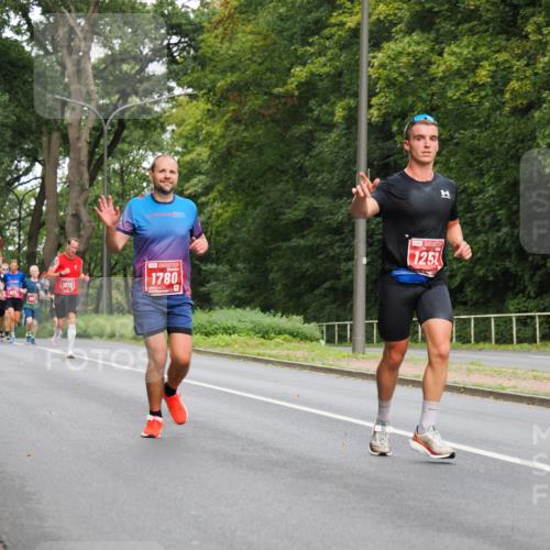 13.09.2026 - 21. swb-Marathon Bremen TobiasT http://msf.ph/oto/10281104 13.09.2026 11:40:37 Laufen 697, 1970, 1780, 1252 meine-sportfotos.de
