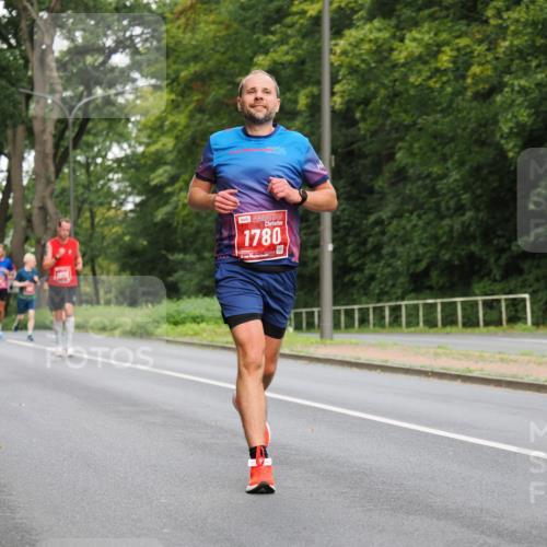 13.09.2026 - 21. swb-Marathon Bremen TobiasT http://msf.ph/oto/10281109 13.09.2026 11:40:39 Laufen 1076, 15, 024, 1780 meine-sportfotos.de