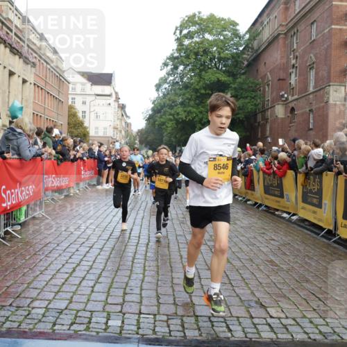 13.09.2026 - Kiel Lauf Yannick Fuchs http://msf.ph/oto/10281285 13.09.2026 08:54:56 Ziel 495, 561, 744, 820, 2699, 2770, 2773, 4069, 4227, 4348, 4828, 5454, 6607, 9163, 10279, 10447, 11133, 11330, 11464, 11470, 11780, 12654, 159, 241, 1701, 2139, 2542, 2742, 2754, 3211, 3457, 3896, 3936, 4419, 5454, 5462, 5693, 6214, 6574, 6618, 6737, 6740, 6945, 7055, 7774, 7877, 8110, 8111, 8545, 8670, 8850, 9045, 9533, 9698, 9714, 10488, 10937, 11263, 11433, 11656, 12654, 471, 889, 1450, 1768, 3218, 3219, 3863, 5860, 6206, 7222, 8546 meine-sportfotos.de