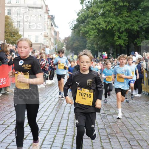 13.09.2026 - Kiel Lauf Yannick Fuchs http://msf.ph/oto/10281292 13.09.2026 08:54:57 Ziel 495, 561, 744, 820, 2699, 2770, 2773, 4069, 4227, 4348, 4828, 6607, 9163, 10279, 10447, 11133, 11330, 11464, 11470, 11780, 159, 241, 1701, 2139, 2542, 2742, 2754, 2770, 3211, 3457, 3896, 3936, 4227, 4419, 5454, 5462, 5693, 6214, 6574, 6737, 6740, 6945, 7055, 7774, 7877, 8110, 8111, 8545, 8670, 8850, 9045, 9533, 9698, 9714, 10279, 10447, 10488, 10937, 11133, 11263, 11433, 11656, 12654, 114, 471, 889, 1450, 1489, 1768, 3218, 3219, 3863, 5860, 6206, 7222, 8546 meine-sportfotos.de