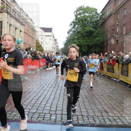 13.09.2026 - Kiel Lauf Yannick Fuchs http://msf.ph/oto/10281304 13.09.2026 08:54:58 Ziel 495, 561, 744, 820, 889, 1450, 2699, 2773, 4069, 4348, 4828, 6607, 9163, 11330, 11464, 11470, 11780, 159, 241, 561, 820, 1701, 2139, 2542, 2742, 2754, 2770, 3211, 3457, 3896, 3936, 4227, 4419, 5454, 5462, 5693, 6574, 6737, 6740, 6945, 7055, 7774, 7877, 8110, 8111, 8545, 8670, 8850, 9045, 9533, 9698, 10279, 10447, 10488, 10937, 11133, 11263, 11433, 11656, 12654, 114, 471, 1489, 1768, 3218, 3219, 3863, 5225, 5860, 6206, 7222, 8546 meine-sportfotos.de