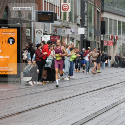 13.09.2026 - 21. swb-Marathon Bremen Strokosch-Dieckow http://msf.ph/oto/10281403 13.09.2026 10:26:30 Ziel 13502, 13525, 13525 meine-sportfotos.de