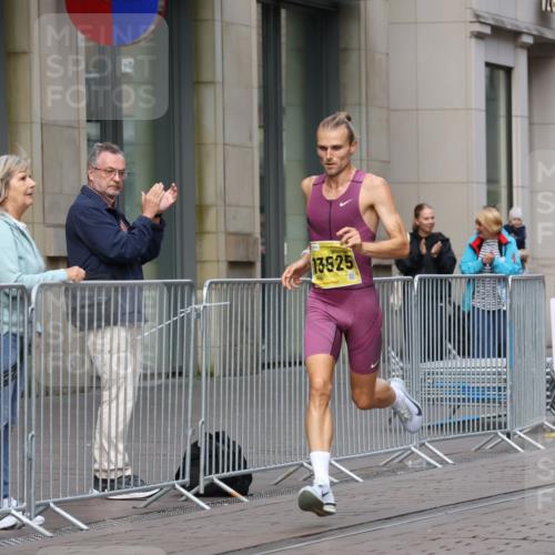 13.09.2026 - 21. swb-Marathon Bremen Strokosch-Dieckow http://msf.ph/oto/10281420 13.09.2026 10:26:34 Ziel 13502, 13525 meine-sportfotos.de