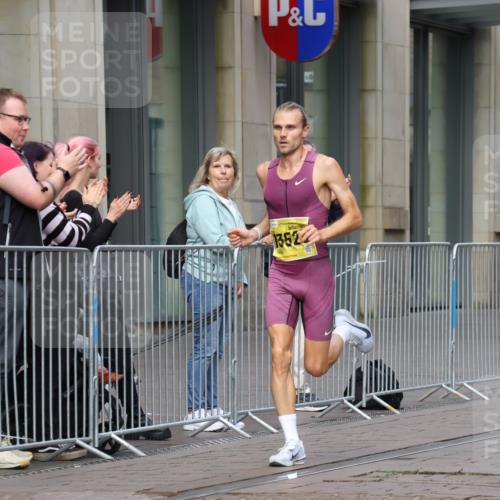13.09.2026 - 21. swb-Marathon Bremen Strokosch-Dieckow http://msf.ph/oto/10281427 13.09.2026 10:26:35 Ziel 13502, 13627, 13525 meine-sportfotos.de