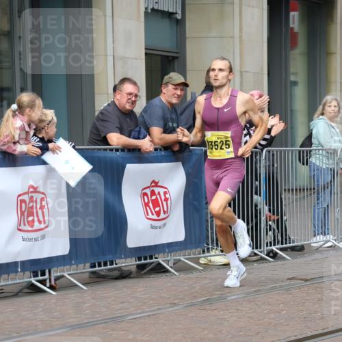 13.09.2026 - 21. swb-Marathon Bremen Strokosch-Dieckow http://msf.ph/oto/10281433 13.09.2026 10:26:36 Ziel 13502, 13627, 13525 meine-sportfotos.de