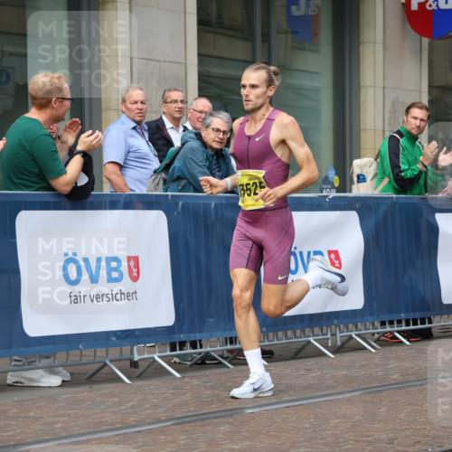 13.09.2026 - 21. swb-Marathon Bremen Strokosch-Dieckow http://msf.ph/oto/10281446 13.09.2026 10:26:37 Ziel 13502, 13627, 13525 meine-sportfotos.de