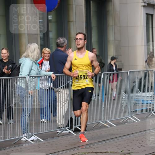 13.09.2026 - 21. swb-Marathon Bremen Strokosch-Dieckow http://msf.ph/oto/10281468 13.09.2026 10:26:53 Ziel 13627, 13502, 13525 meine-sportfotos.de