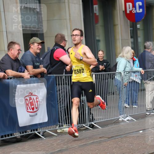 13.09.2026 - 21. swb-Marathon Bremen Strokosch-Dieckow http://msf.ph/oto/10281475 13.09.2026 10:26:54 Ziel 13627, 13502, 13525 meine-sportfotos.de