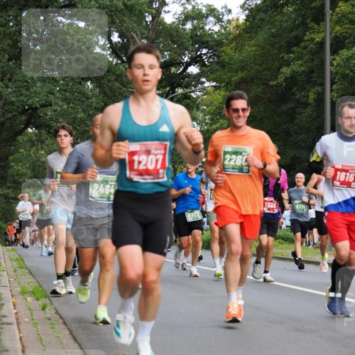 13.09.2026 - 21. swb-Marathon Bremen TobiasT http://msf.ph/oto/10281505 13.09.2026 11:55:37 Laufen 3852, 2464, 1207, 2260, 6773, 1308, 8714, 1616 meine-sportfotos.de