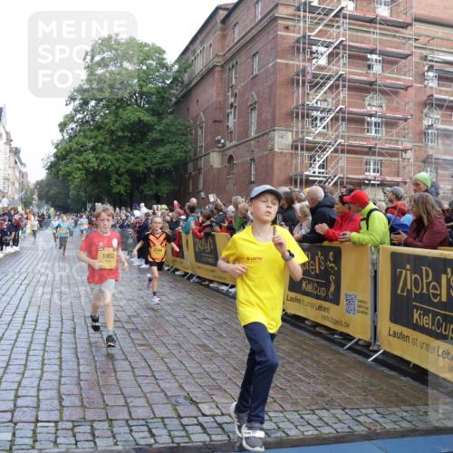 13.09.2026 - Kiel Lauf Yannick Fuchs http://msf.ph/oto/10281515 13.09.2026 08:55:14 Ziel 114, 471, 1109, 1297, 1489, 1768, 3218, 3219, 3863, 5212, 5225, 5860, 6206, 6570, 7222, 7917, 8546, 9216, 10222, 10604, 10716, 10817, 10822, 11071, 11235, 11400, 11573, 12291, 12349, 159, 495, 561, 744, 820, 889, 1450, 1701, 2139, 2699, 2754, 2770, 2773, 3457, 4069, 4227, 4348, 4828, 5454, 6574, 6607, 6737, 7877, 9045, 9163, 9533, 10279, 10447, 10488, 11071, 11133, 11263, 11330, 11433, 11464, 11470, 11780, 12654, 329, 589, 1106, 1952, 2023, 3356, 3693, 7072 meine-sportfotos.de