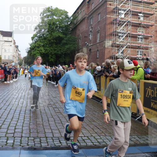 13.09.2026 - Kiel Lauf Yannick Fuchs http://msf.ph/oto/10281759 13.09.2026 08:55:33 Ziel 329, 589, 1106, 1952, 2272, 2344, 2453, 2642, 4122, 4760, 4761, 4966, 5932, 7207, 7601, 7852, 7907, 7929, 8027, 9344, 10271, 11657, 12219, 12530, 12712, 114, 471, 495, 589, 889, 1109, 1297, 1450, 1489, 1768, 2023, 2026, 2272, 2773, 2932, 3218, 3219, 3356, 3693, 3863, 4359, 4828, 5212, 5225, 5860, 6206, 6268, 6570, 7072, 7222, 7917, 8027, 8546, 9163, 9216, 10222, 10604, 10716, 10817, 10822, 11071, 11235, 11400, 11469, 11573, 12349, 277, 1150, 1160, 1310 meine-sportfotos.de