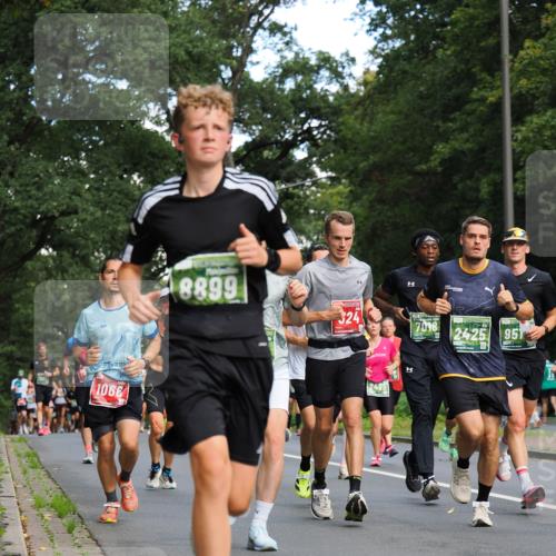 13.09.2026 - 21. swb-Marathon Bremen TobiasT http://msf.ph/oto/10281818 13.09.2026 11:57:22 Laufen 1066, 8899, 324, 1, 2485, 7018, 2425, 951 meine-sportfotos.de