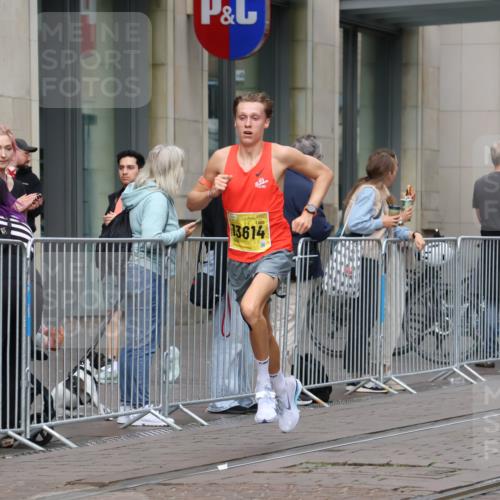 13.09.2026 - 21. swb-Marathon Bremen Strokosch-Dieckow http://msf.ph/oto/10281888 13.09.2026 10:29:04 Ziel 10597, 13517, 13542, 13557, 10597, 13604, 13614, 13624 meine-sportfotos.de
