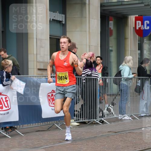 13.09.2026 - 21. swb-Marathon Bremen Strokosch-Dieckow http://msf.ph/oto/10281895 13.09.2026 10:29:05 Ziel 11234, 13517, 13542, 13557, 10597, 13604, 13614, 13624 meine-sportfotos.de