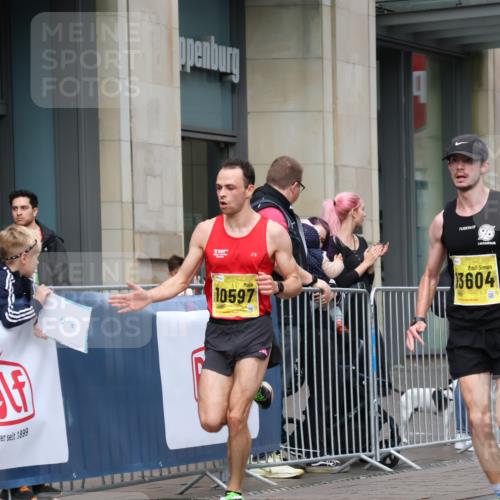 13.09.2026 - 21. swb-Marathon Bremen Strokosch-Dieckow http://msf.ph/oto/10281922 13.09.2026 10:29:08 Ziel 11234, 13517, 13542, 13557, 10597, 13604, 13614, 13624 meine-sportfotos.de